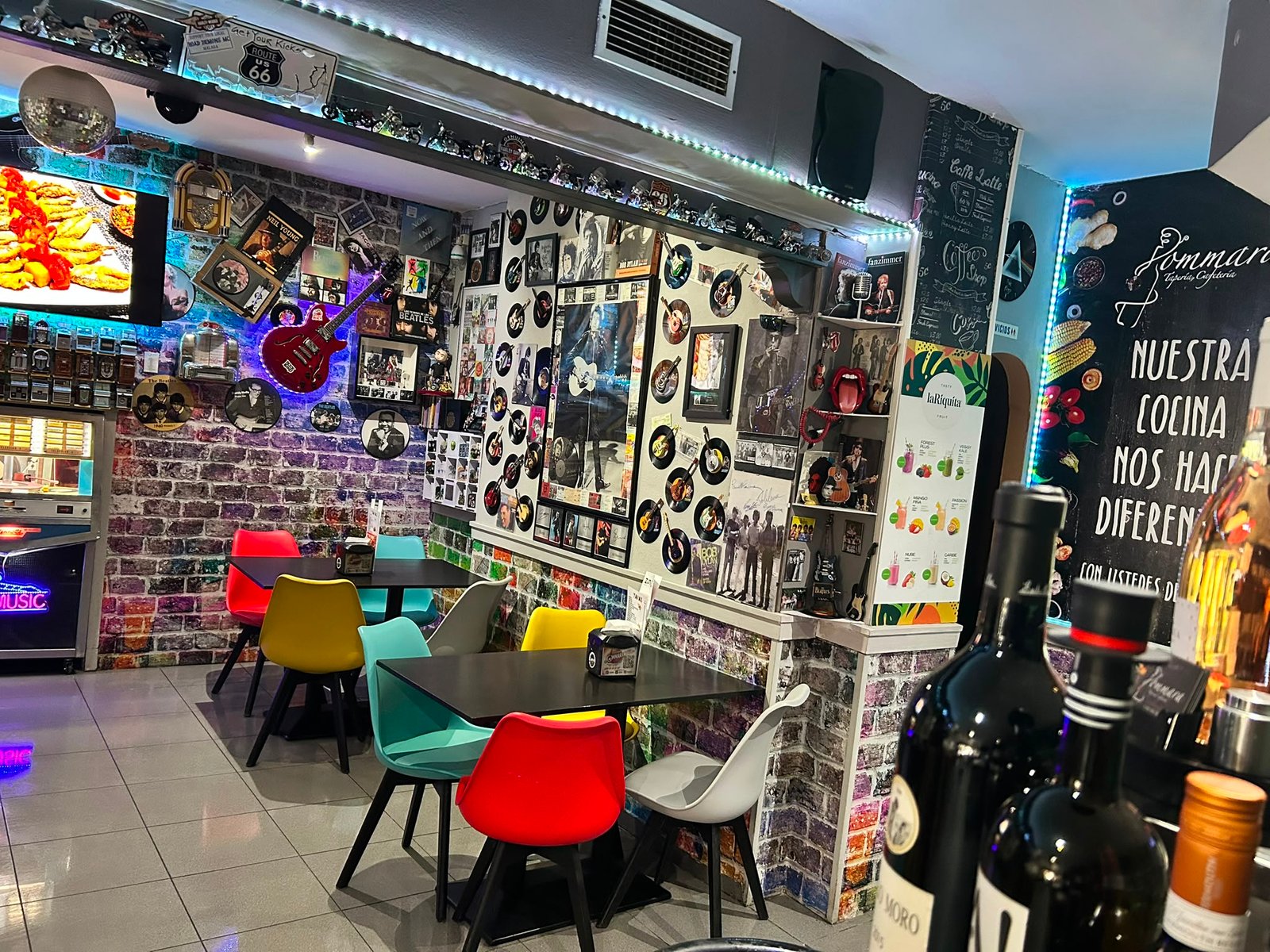 Interior de la Cafetería Jommara con decoración musical